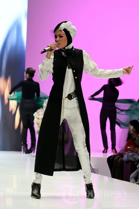 Saat bernyanyi di Indonesia Islamic Fashion Fair (IIFF) 2013 di Assembly Hall, JCC Senayan, Jakarta. Image via TribunNews.