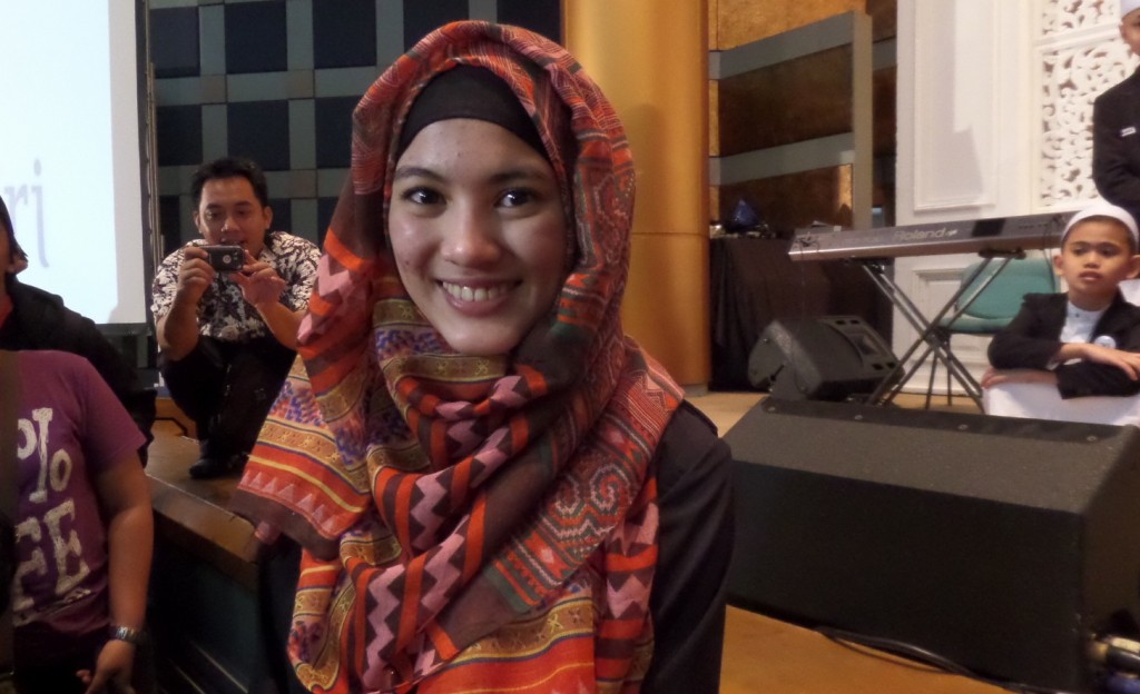 Alyssa Soebandono mengenakan hijab simple.