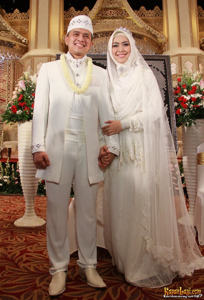 Okky Setiana Dewi saat menikah mengenakan hijab yang glamour, dan elegan