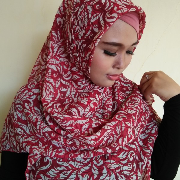 segiempat motif abstrak bunga warna merah marun bahan scarf segiempat motif abstrak bunga warna merah marun bahan scarf